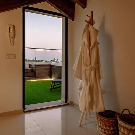 With Private Rooftop Terrace And Jacuzzi Apartment *